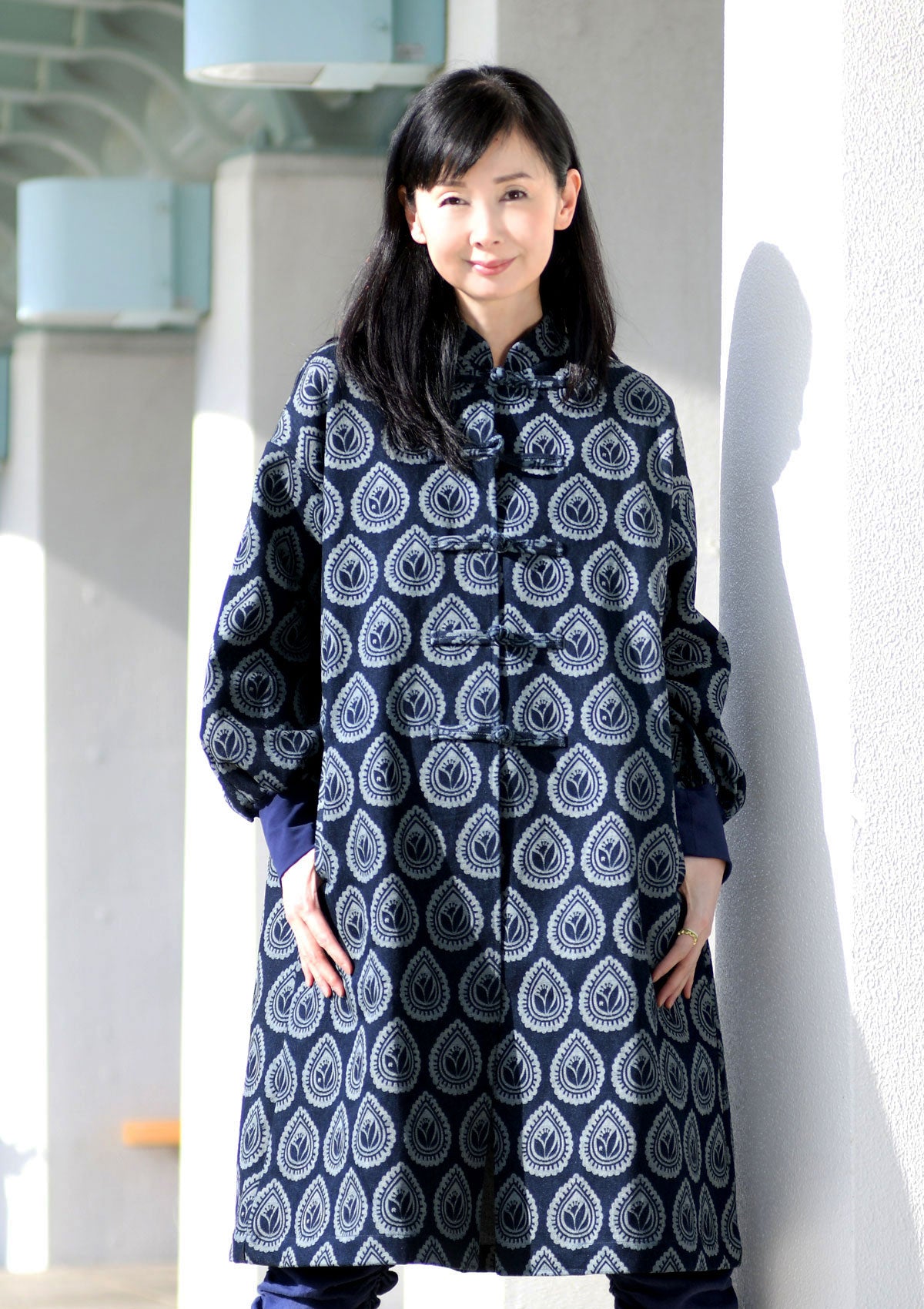 ティアドロップロータスデニムチャイナコート【SALE】 (detail 2) - ROUROU | Yokohama Chinatown Asian Fashion