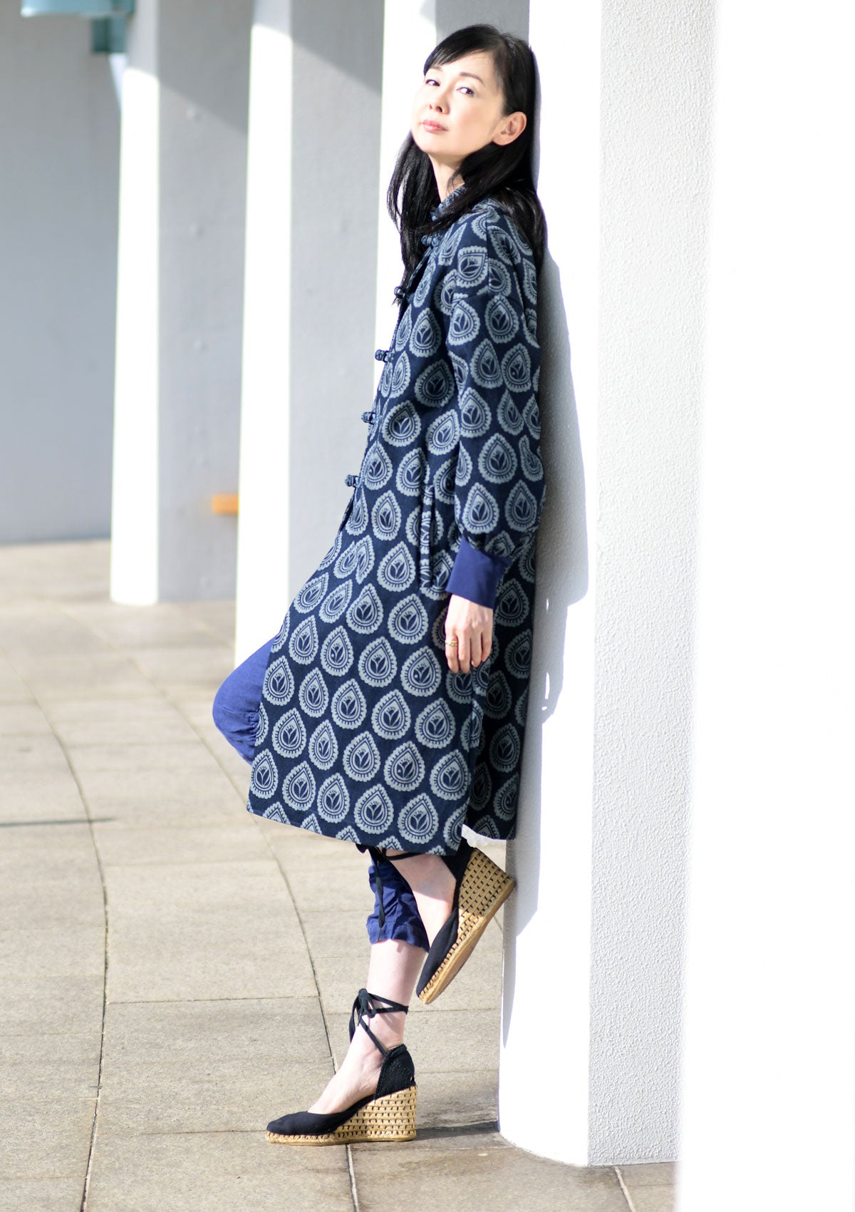 ティアドロップロータスデニムチャイナコート【SALE】 (detail 3) - ROUROU | Yokohama Chinatown Asian Fashion