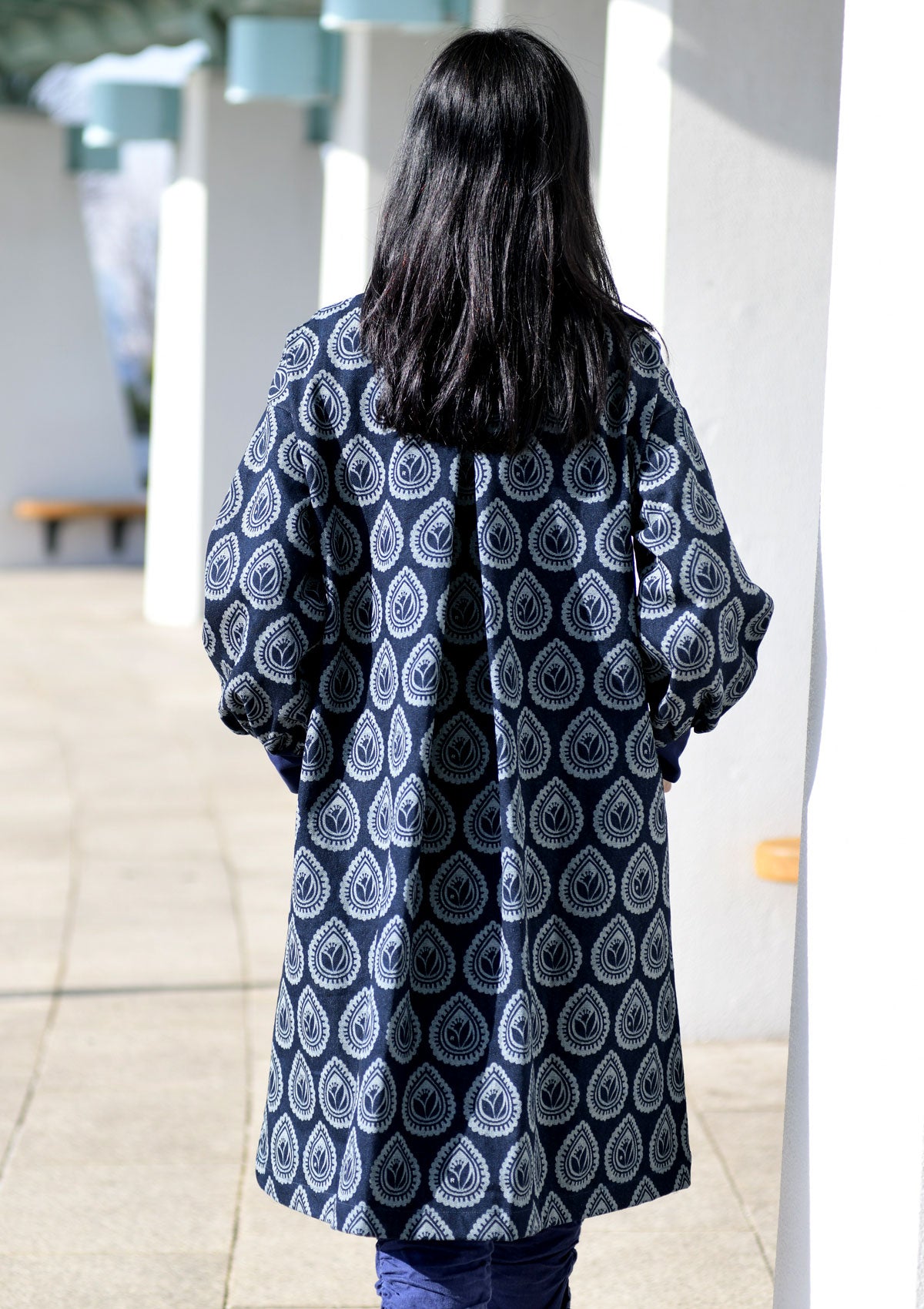 ティアドロップロータスデニムチャイナコート【SALE】 (detail 4) - ROUROU | Yokohama Chinatown Asian Fashion