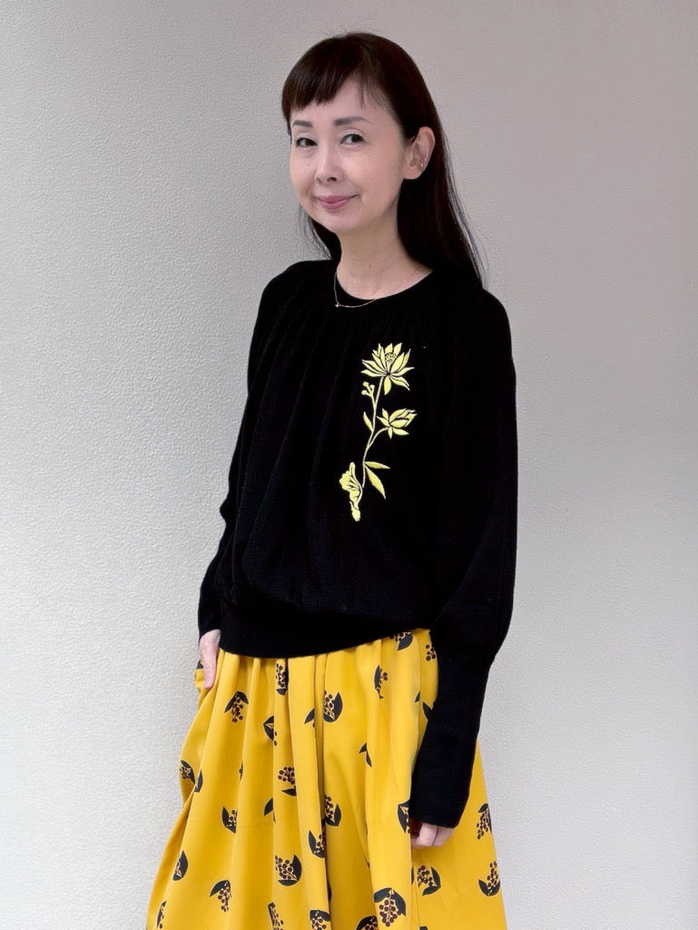 ロータス刺繍ウールニットセーター