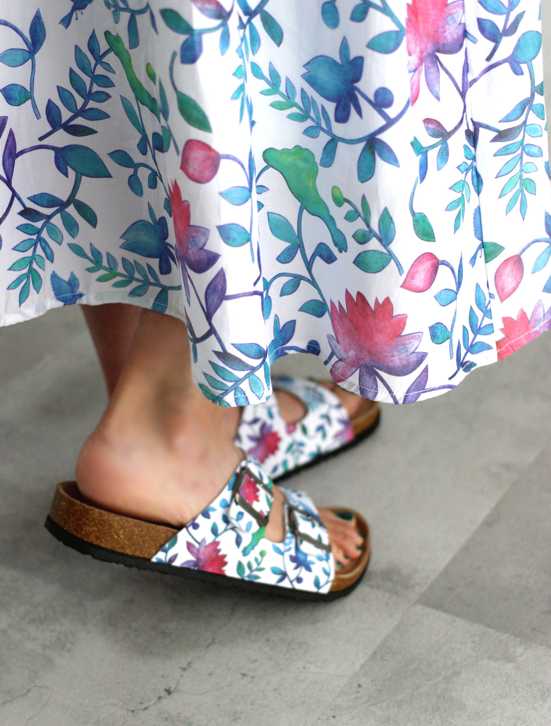 ロータスボタニカルプリントサンダル
