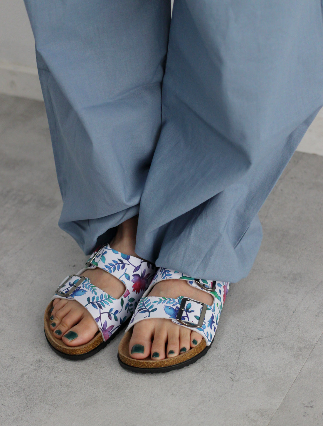 ロータスボタニカルプリントサンダル