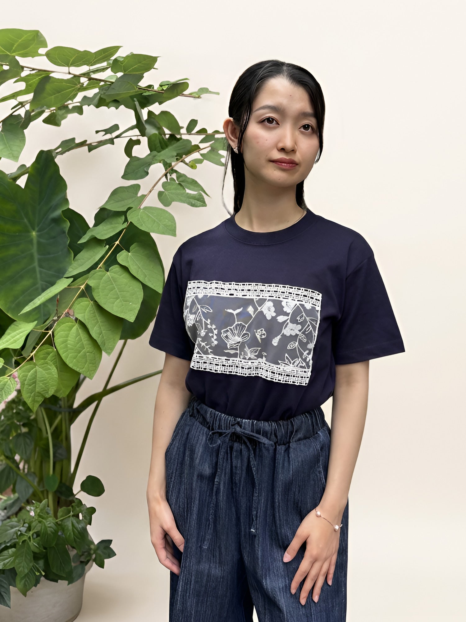ロータスレースTシャツ ネイビー 着用 - ROUROU | Yokohama Chinatown Asian Fashion