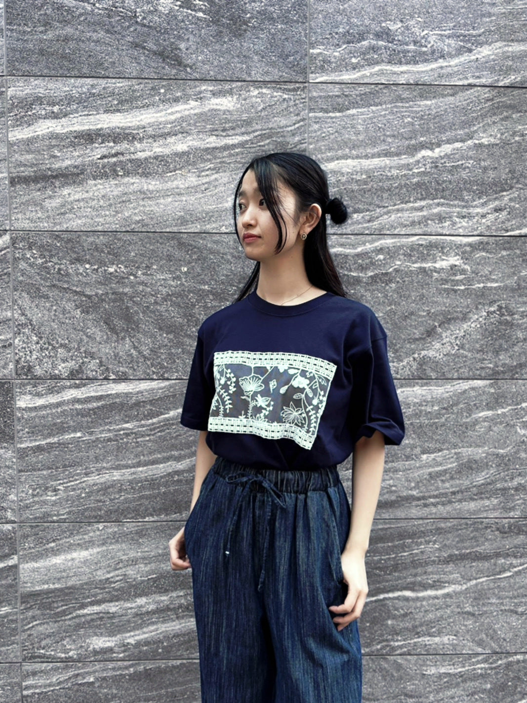 ロータスレースTシャツ ネイビー 着用 - ROUROU | Yokohama Chinatown Asian Fashion
