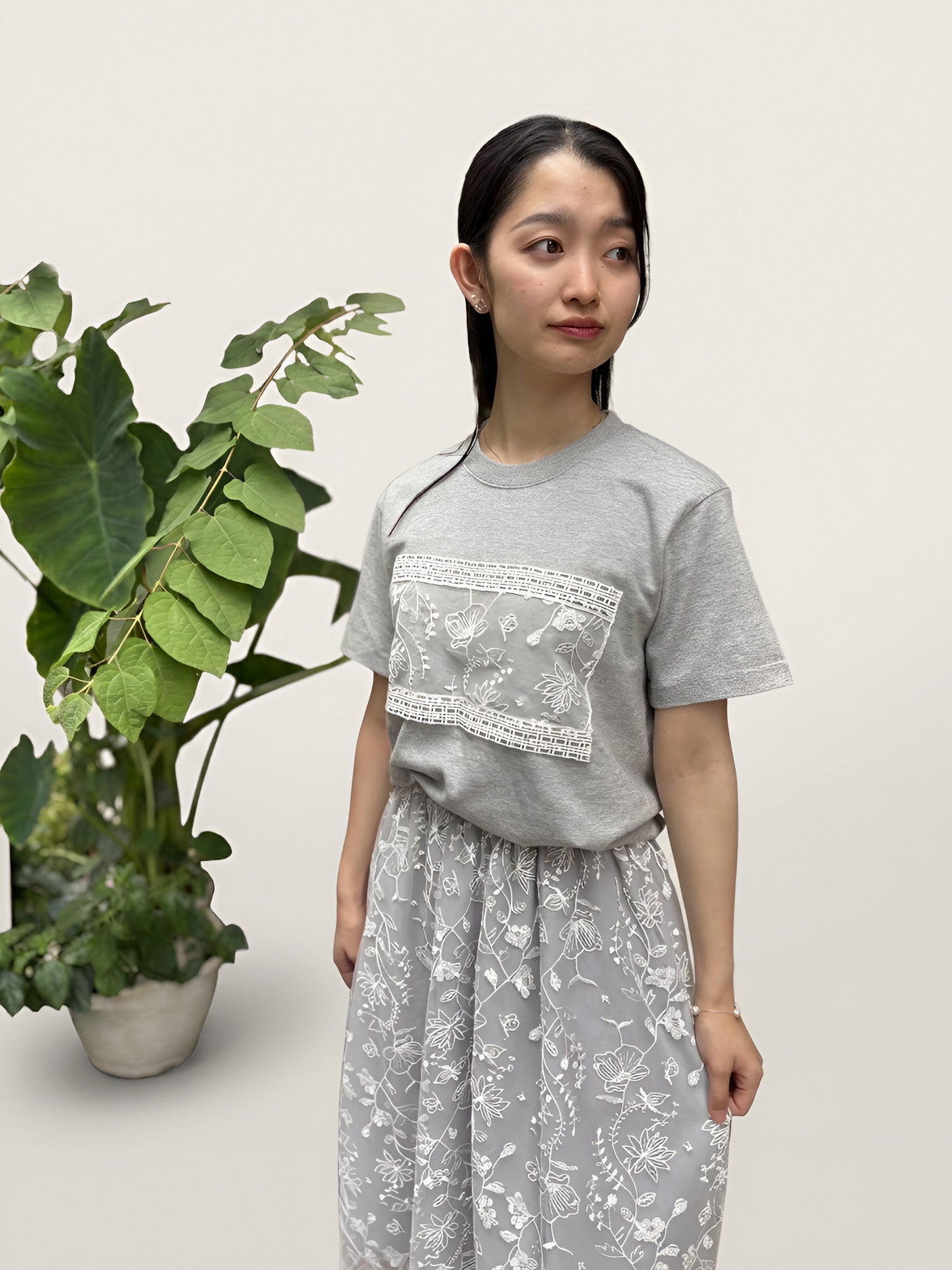 ロータスレースTシャツ グレー 着用 - ROUROU | Yokohama Chinatown Asian Fashion