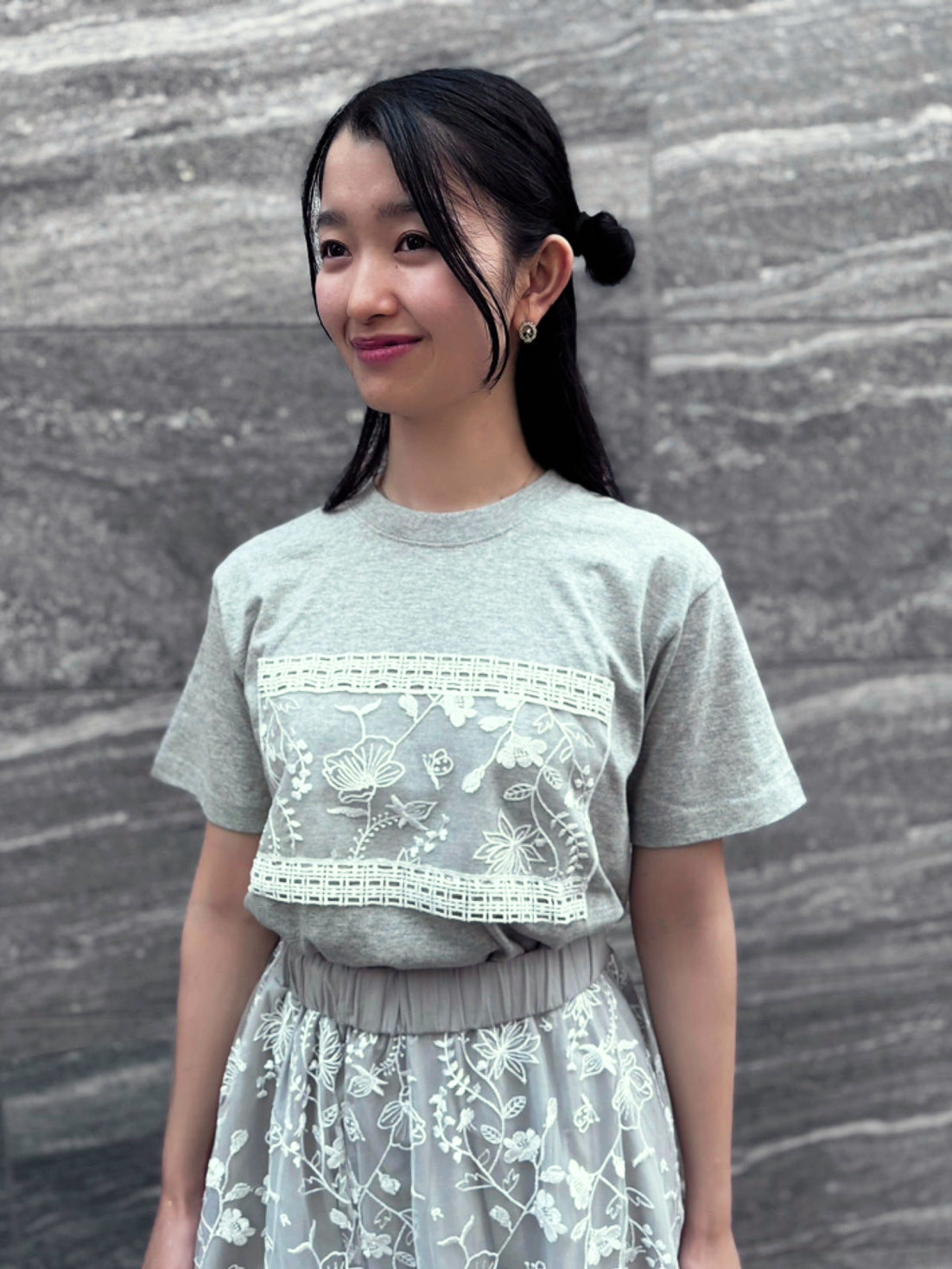 ロータスレースTシャツ グレー 着用 - ROUROU | Yokohama Chinatown Asian Fashion