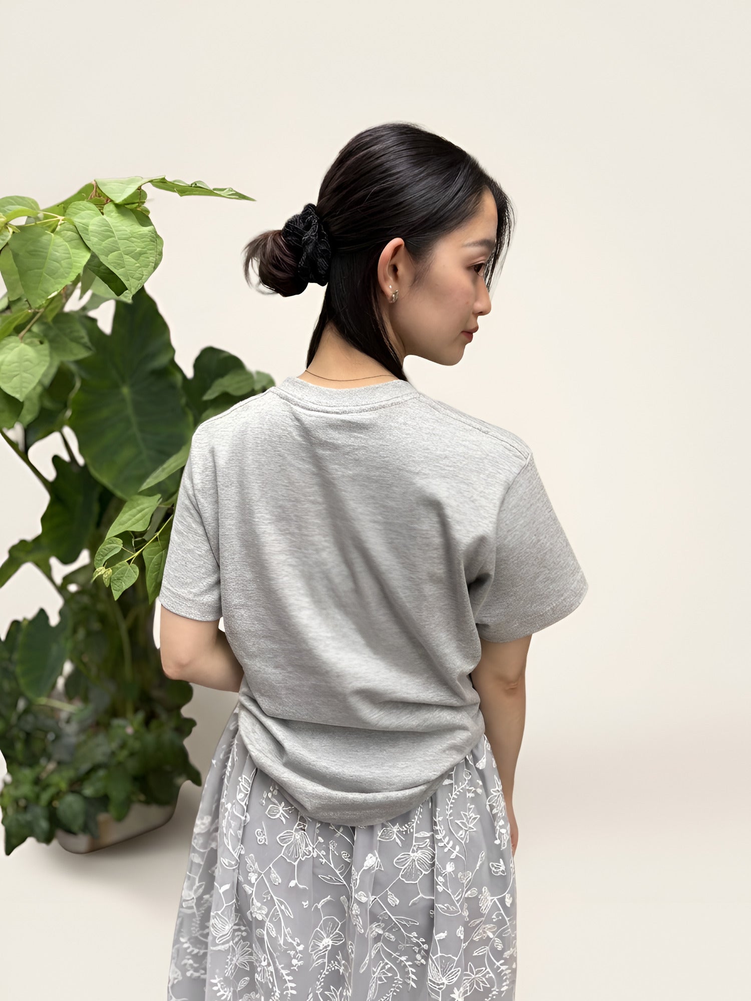 ロータスレースTシャツ グレー 後ろ姿 - ROUROU | Yokohama Chinatown Asian Fashion