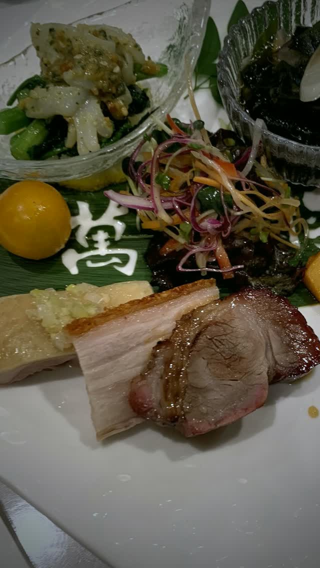 萬珍樓點心舗の前菜。笹の葉が「萬」の字にくり抜いてある