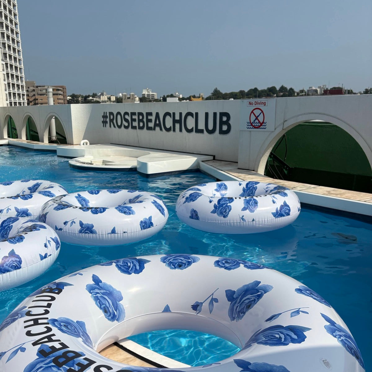 ROUROUブルーローズ浮き輪 ROSE BEACH CLUB