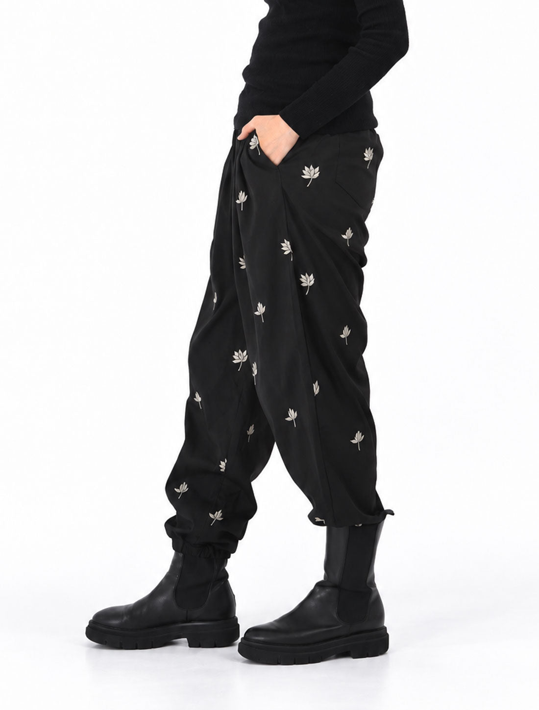 2026AW蓮刺繍テーパードパンツ
