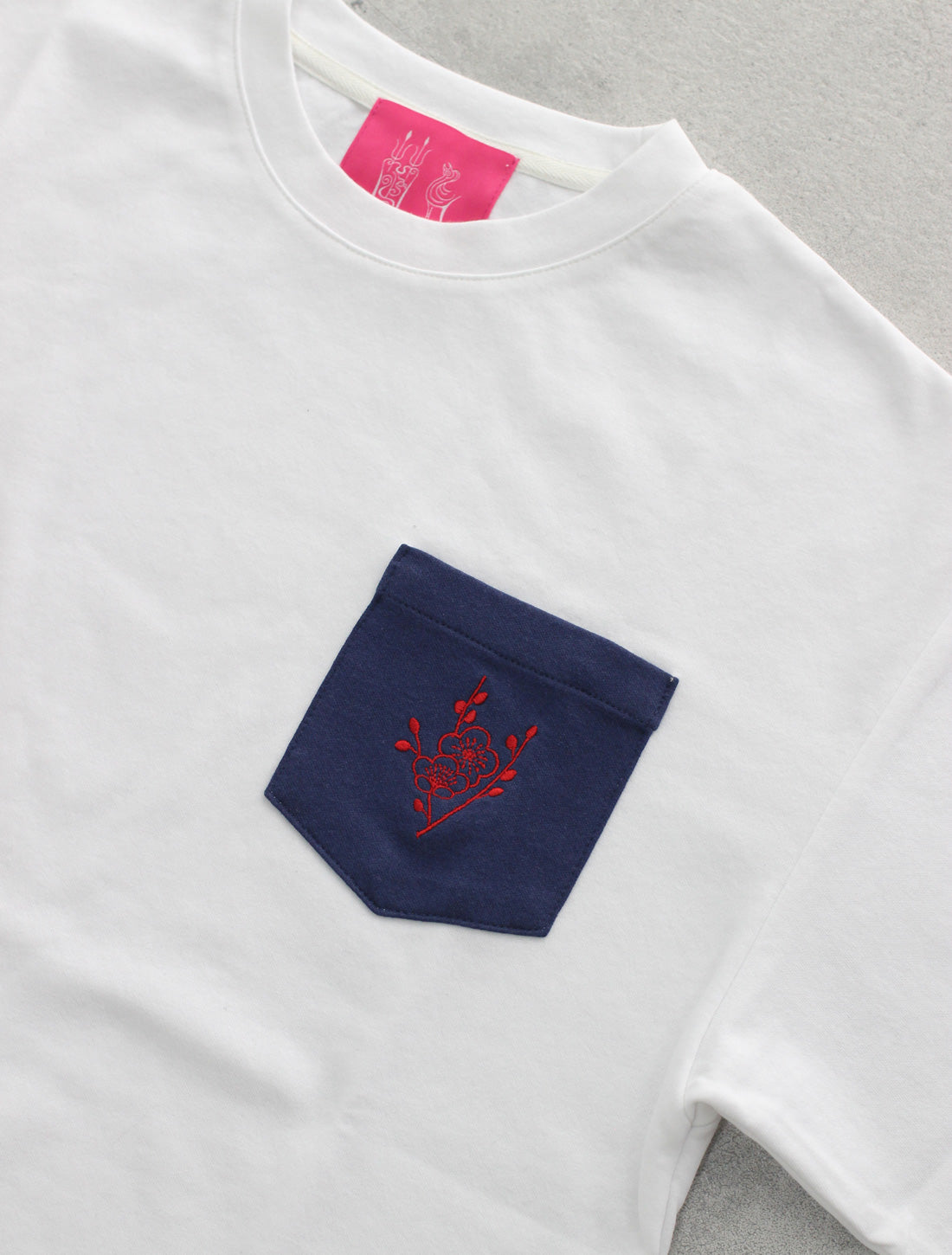 梅柄ポケットTシャツ