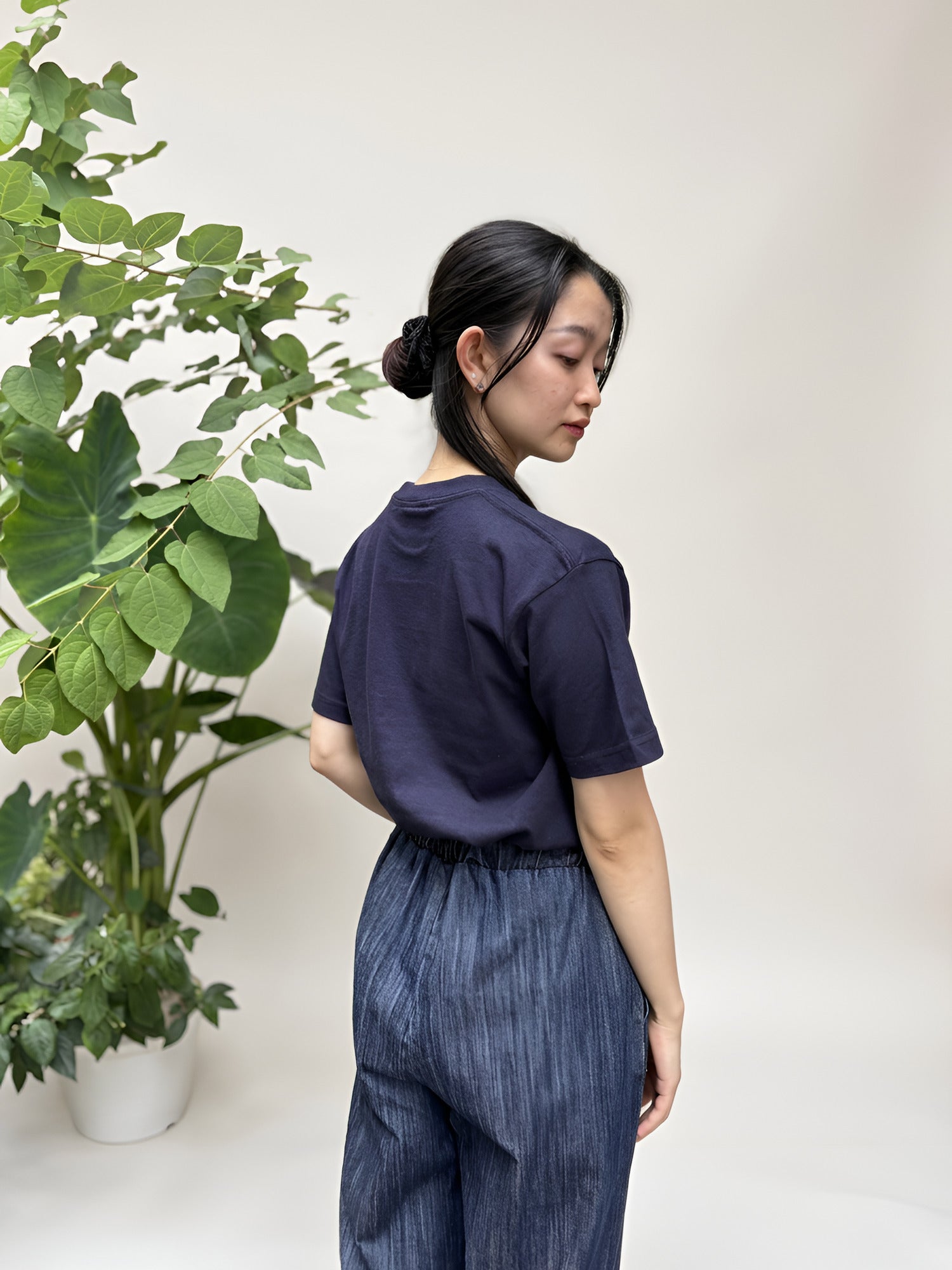 ロータスレースTシャツ ネイビー 後ろ姿 - ROUROU | Yokohama Chinatown Asian Fashion