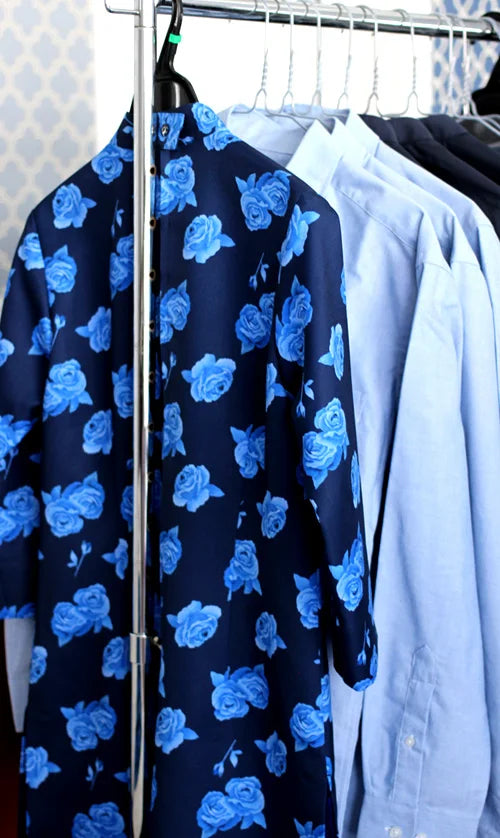 青い薔薇のプリントのローズホテルの制服